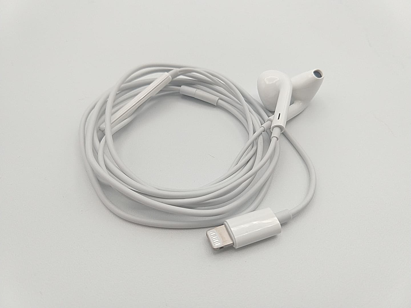 Apple EarPods with Lightning Connector In Ear Canal Headset - White NEVER USED
